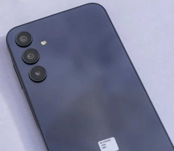 Samsung Galaxy A15 visto por detrás, con los botones de volumen y lateral en el costado derecho