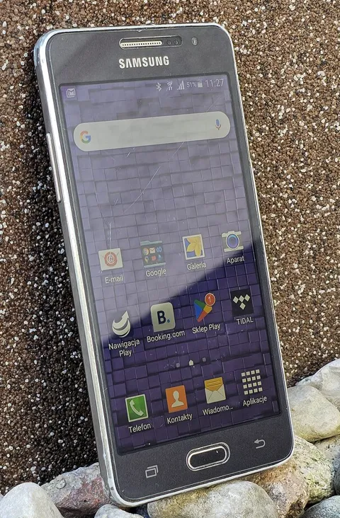 Samsung Galaxy Grand Prime de frente, con el botón Inicio abajo y el volumen en el costado izquierdo