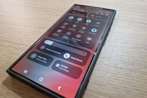 One UI 7 se aproxima y cada vez esconde menos secretos: así podremos configurar sus notificaciones y los ajustes rápidos