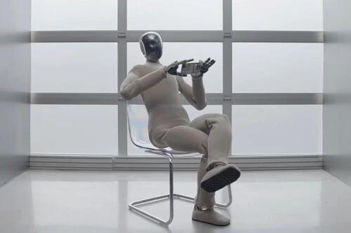 Neo Gamma es el nuevo robot humanoide capaz de hacer todas las tareas de casa. Y Nothing ya le ha dado su primera misión